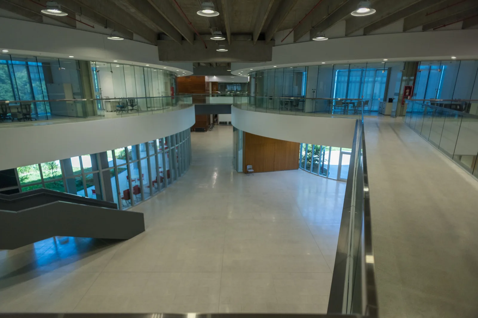 Pasarela central que conecta las alas del edificio